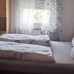 Maison Room